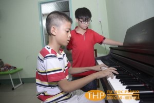 Bé Chấn đang chuyển sang học piano-Lớp học organ tại Thủ Đức