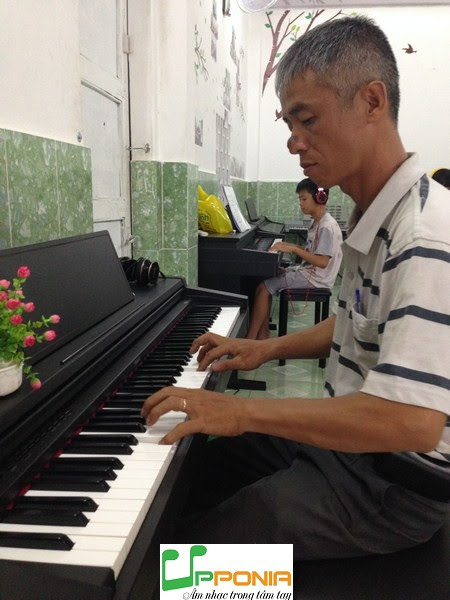 Anh Minh - Phụ huynh bé Chấn trong lớp hướng dẫn tự học piano