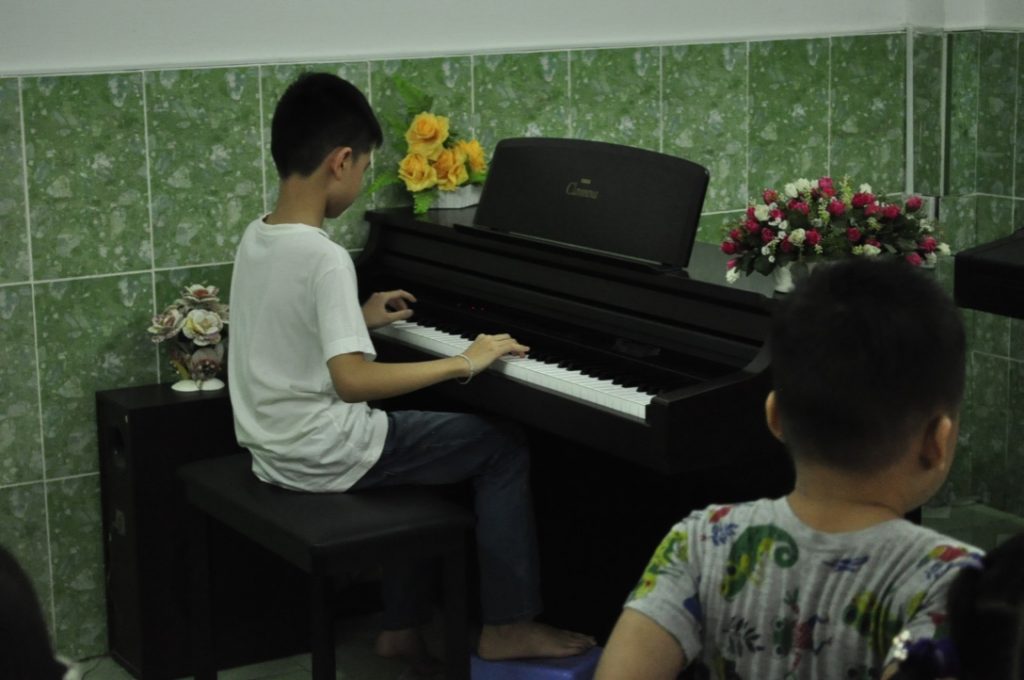 Anh Kiệt biểu diễn piano