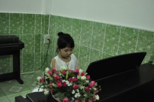 Thùy Trang biểu diễn piano