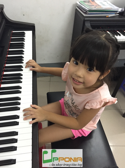 Bé Phương Anh lớp học piano cho trẻ em nhà ở đường Kha Vạn cân, Thủ Đức