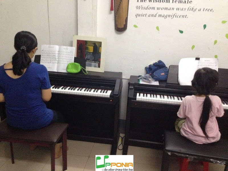 Mẹ và con cùng học piano