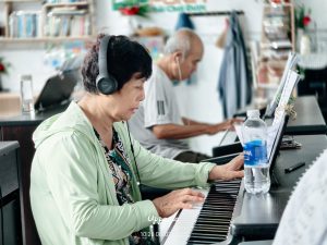 Người lớn tuổi học đàn piano