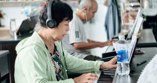 Người lớn tuổi học đàn piano
