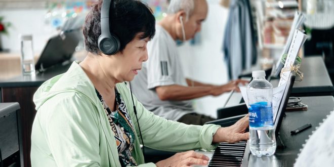 Người lớn tuổi học đàn piano