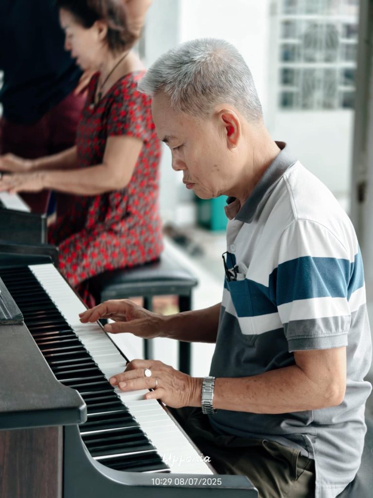 Người lớn tuổi học đàn piano
